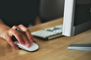 Najlepsze monitory do biura: jak wybrać idealny model poleasingowy?